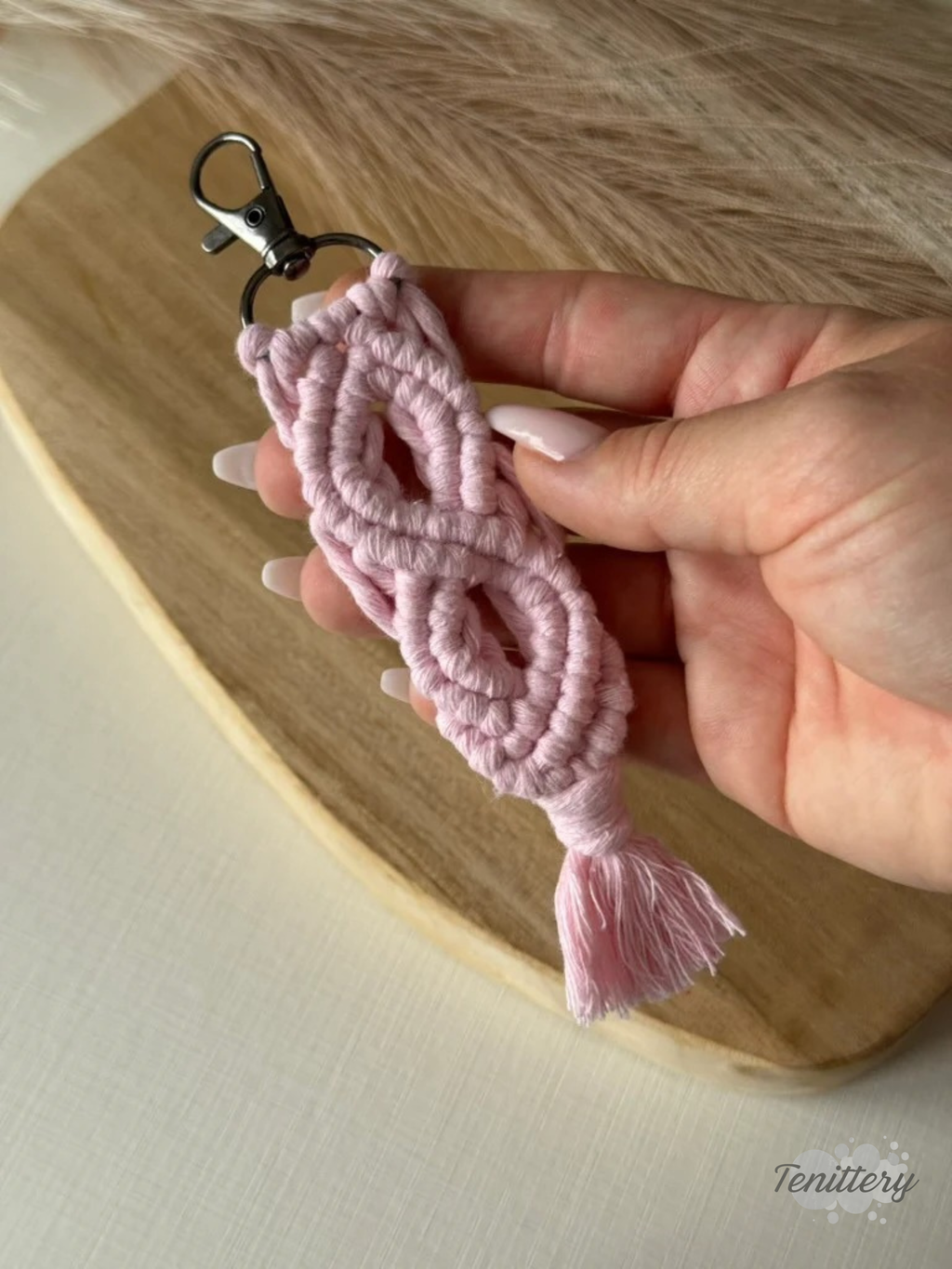 Macramé klíčenka Meda ve světle růžové barvě - v ruce.