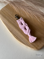 Macramé klíčenka Meda ve světle růžové barvě.