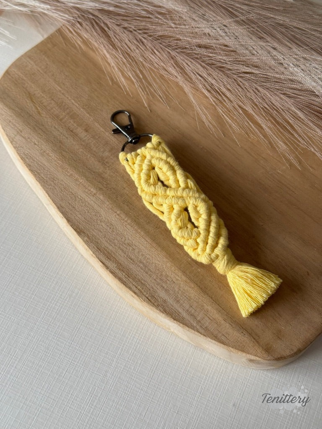 Macramé klíčenka Meda ve světe žluté barvě.