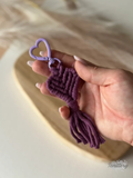 Macramé klíčenka Srdíčko Mini ve fialové barvě se světle fialovou karabinou ve tvaru srdce - v ruce.