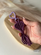 Macramé klíčenka Srdíčko Mini ve fialové barvě se světle fialovou karabinou ve tvaru srdce - v ruce.