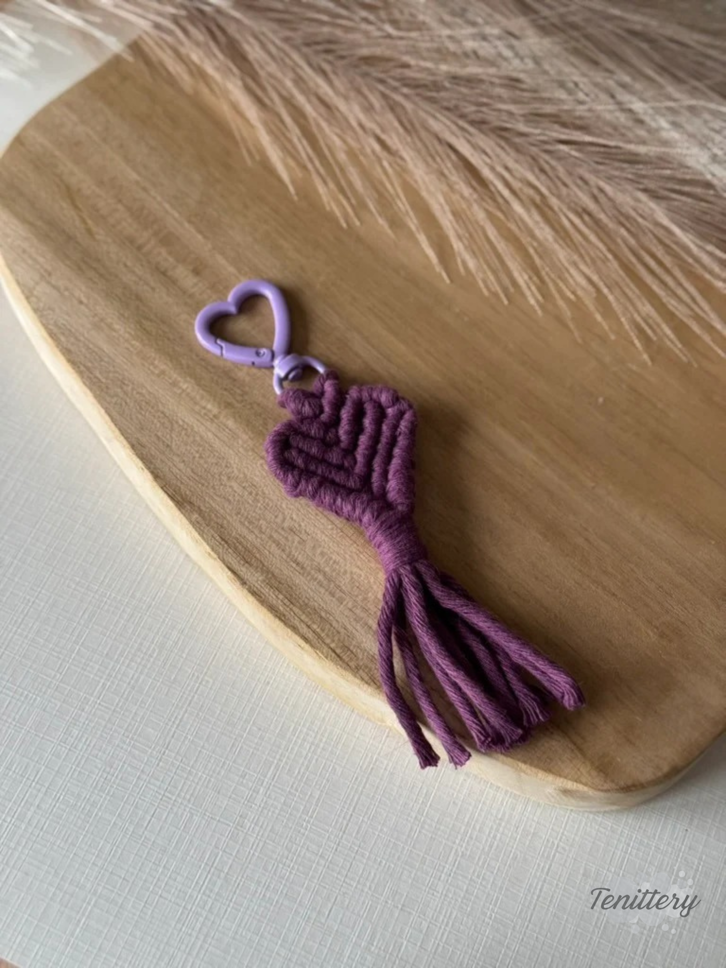 Macramé klíčenka Srdíčko Mini ve fialové barvě se světle fialovou karabinou ve tvaru srdce.