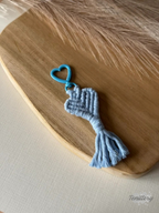 Macramé klíčenka Srdíčko Mini ve světle modré barvě s tyrkysovou karabinou ve tvaru srdce.