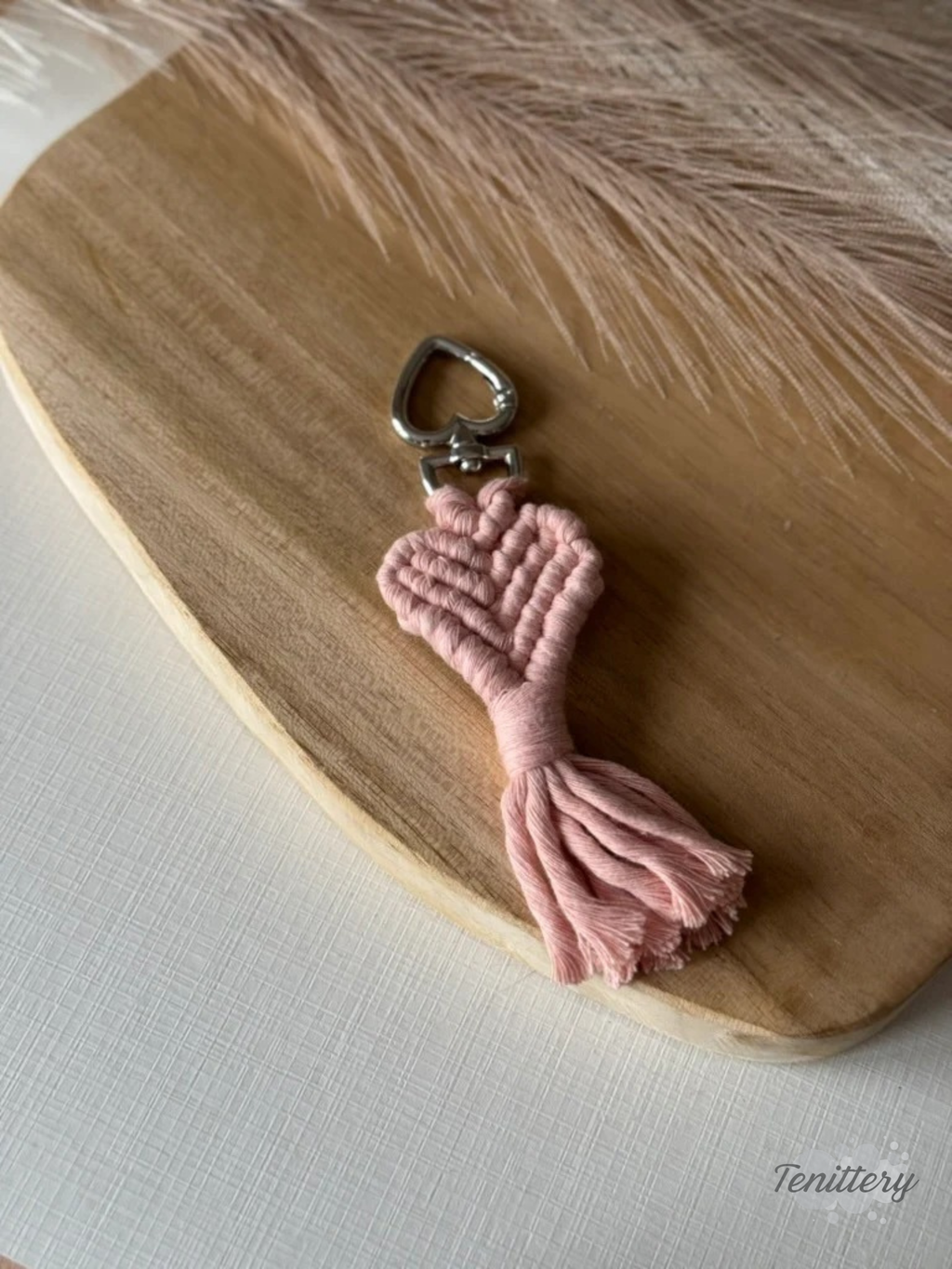 Macramé klíčenka Srdíčko Mini ve světle růžové barvě se stříbrnou karabinou ve tvaru srdce.