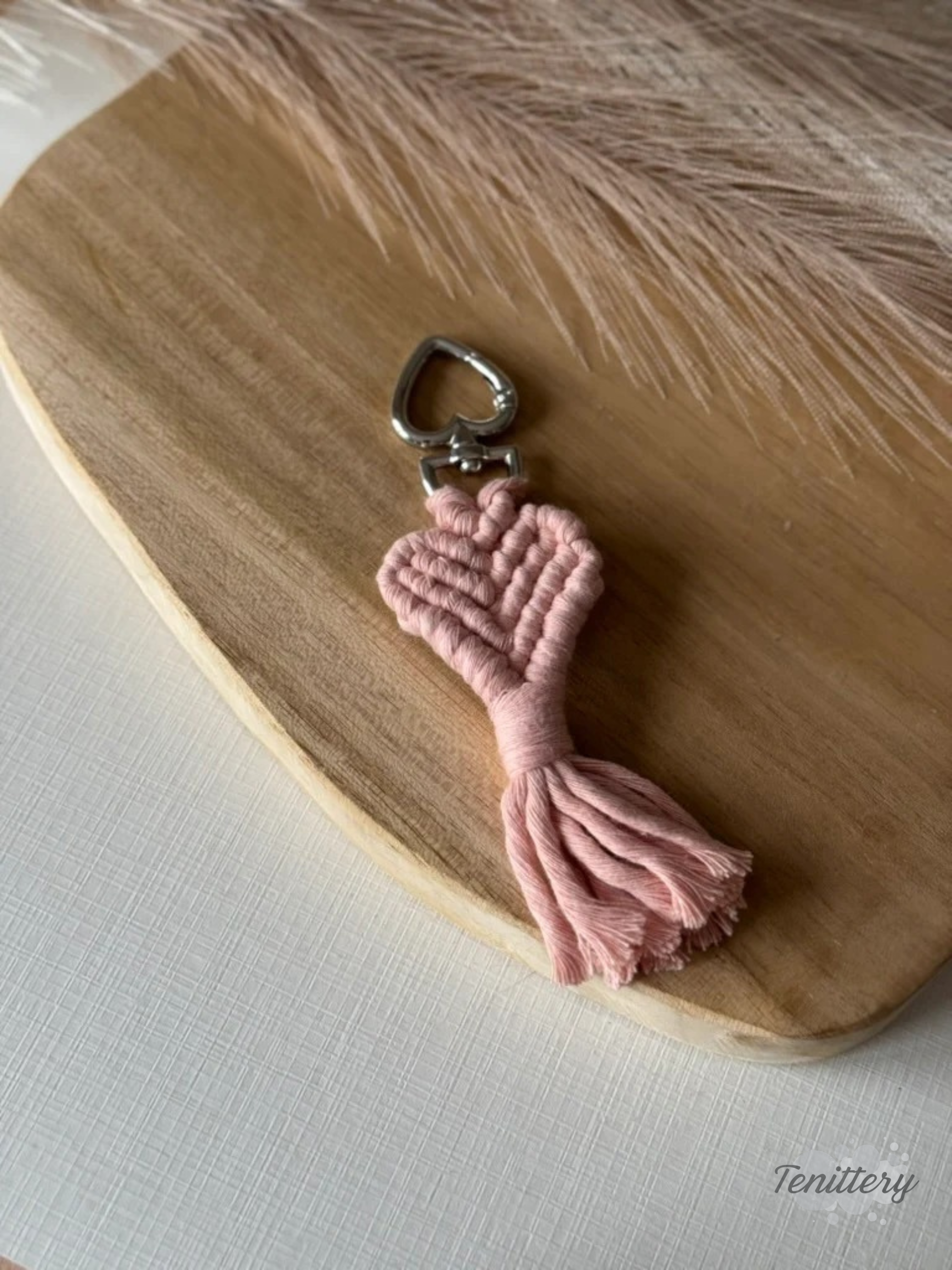 Macramé klíčenka Srdíčko Mini ve světle růžové barvě se stříbrnou karabinou ve tvaru srdce.