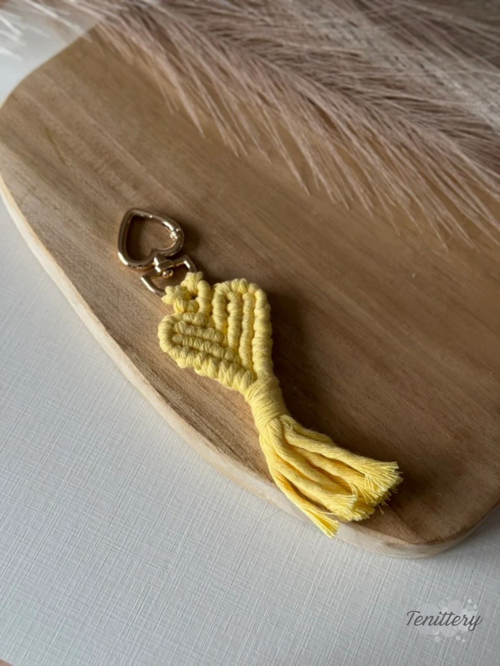 Macramé klíčenka Srdíčko Mini ve světle fialové barvě se zlatou karabinou ve tvaru srdce.
