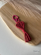 Macramé klíčenka Srdíčko Mini v tmavě cervene barvě s růžovou karabinou ve tvaru srdce.