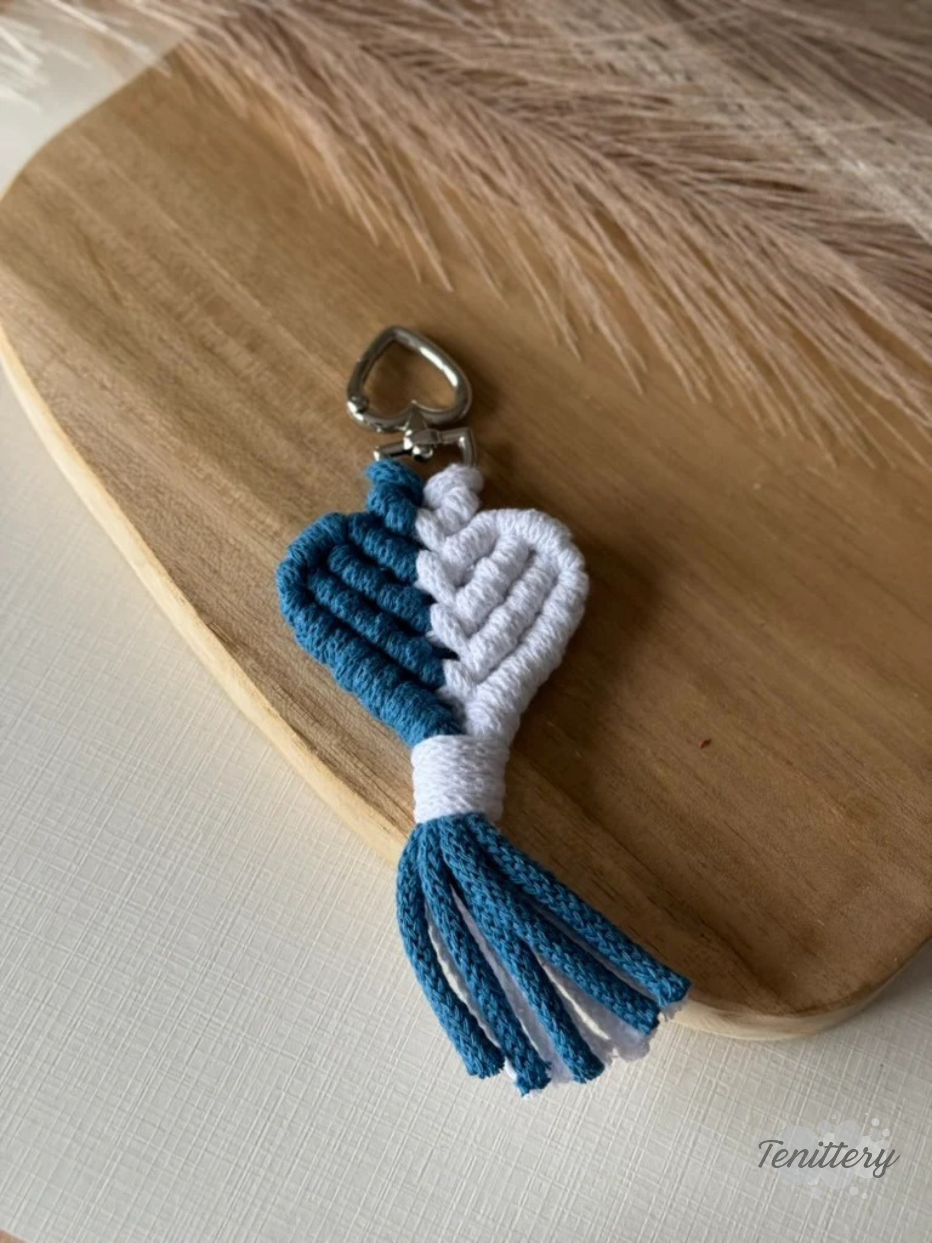 Macramé klíčenka Srdíčko v modré a bílé barvě s karabinou ve tvaru srdce.