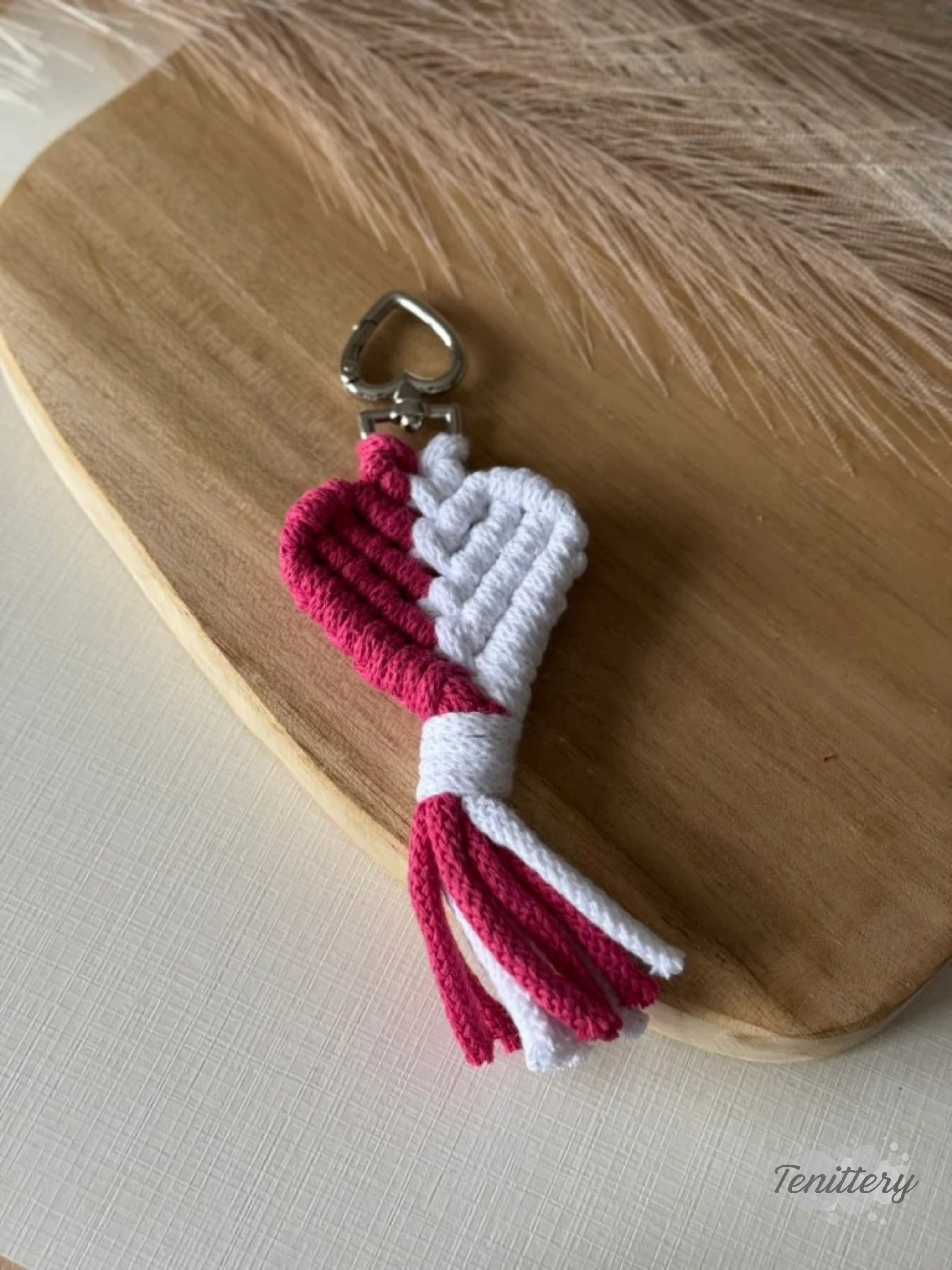 Macramé klíčenka Srdíčko v růžové a bílé barvě s karabinou ve tvaru srdce.
