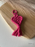 Macramé klíčenka Srdíčko v růžové barvě s karabinou ve tvaru srdce.