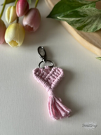 Macramé klíčenka Srdíčko ve světle růžové barvě se silnější karabinou.