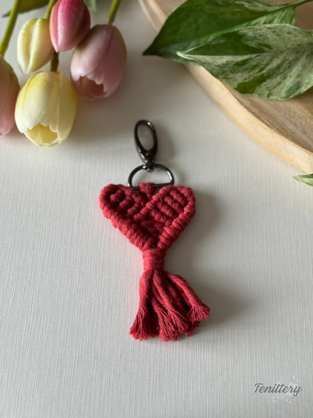 Macramé klíčenka Srdíčko v tmavě červené barvě se silnější karabinou.