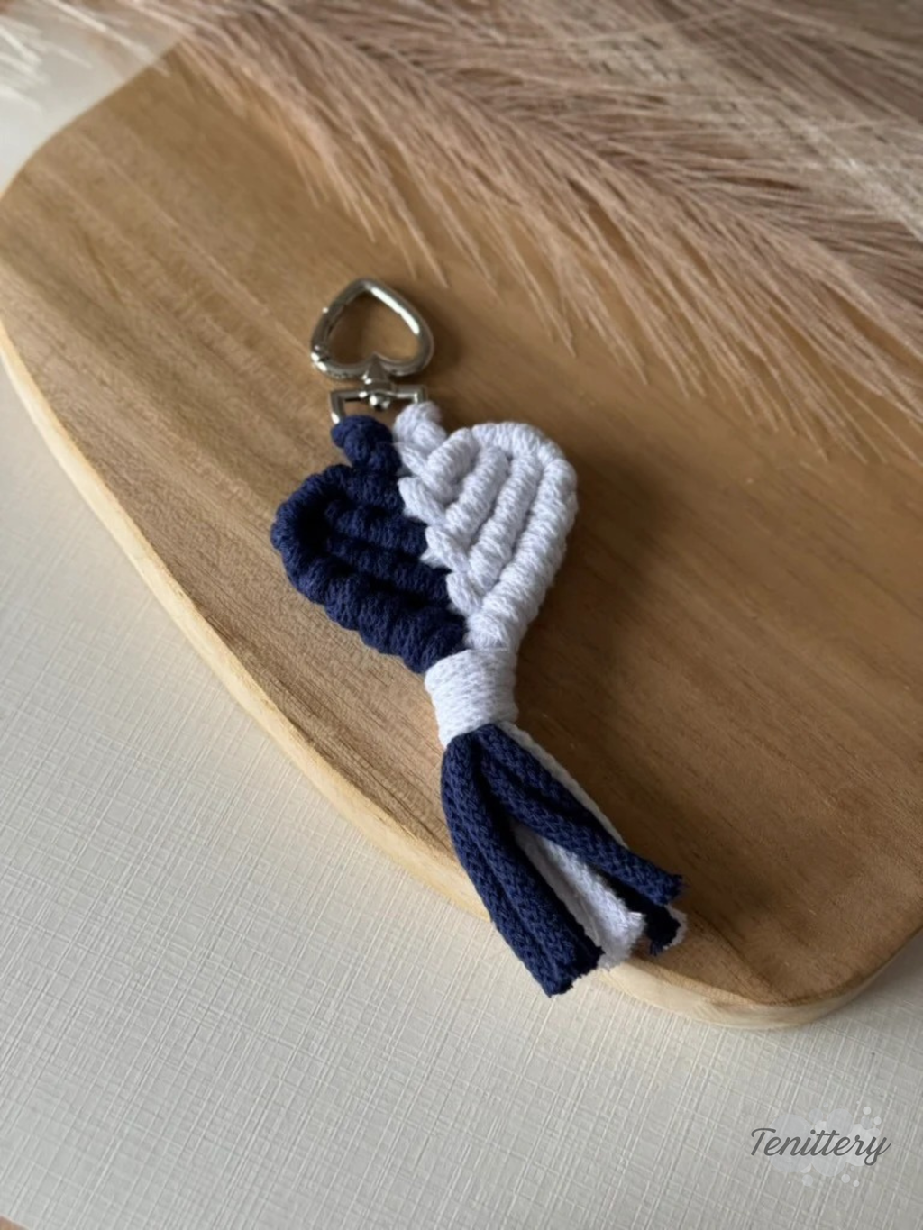 Macramé klíčenka Srdíčko v tmavě modré a bílé barvě s karabinou ve tvaru srdce.