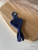 Macramé klíčenka Srdíčko v tmavě modré barvě s karabinou ve tvaru srdce.