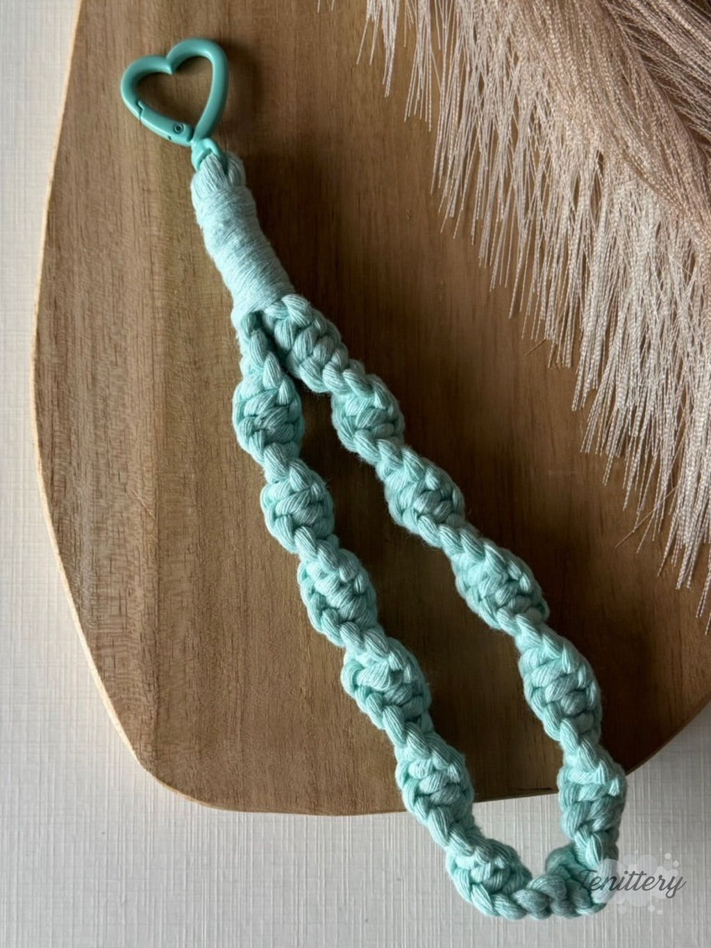 Macramé klíčenka Twist v mentolové barvě s karabinou ve tvaru srdce v mentolové barvě.