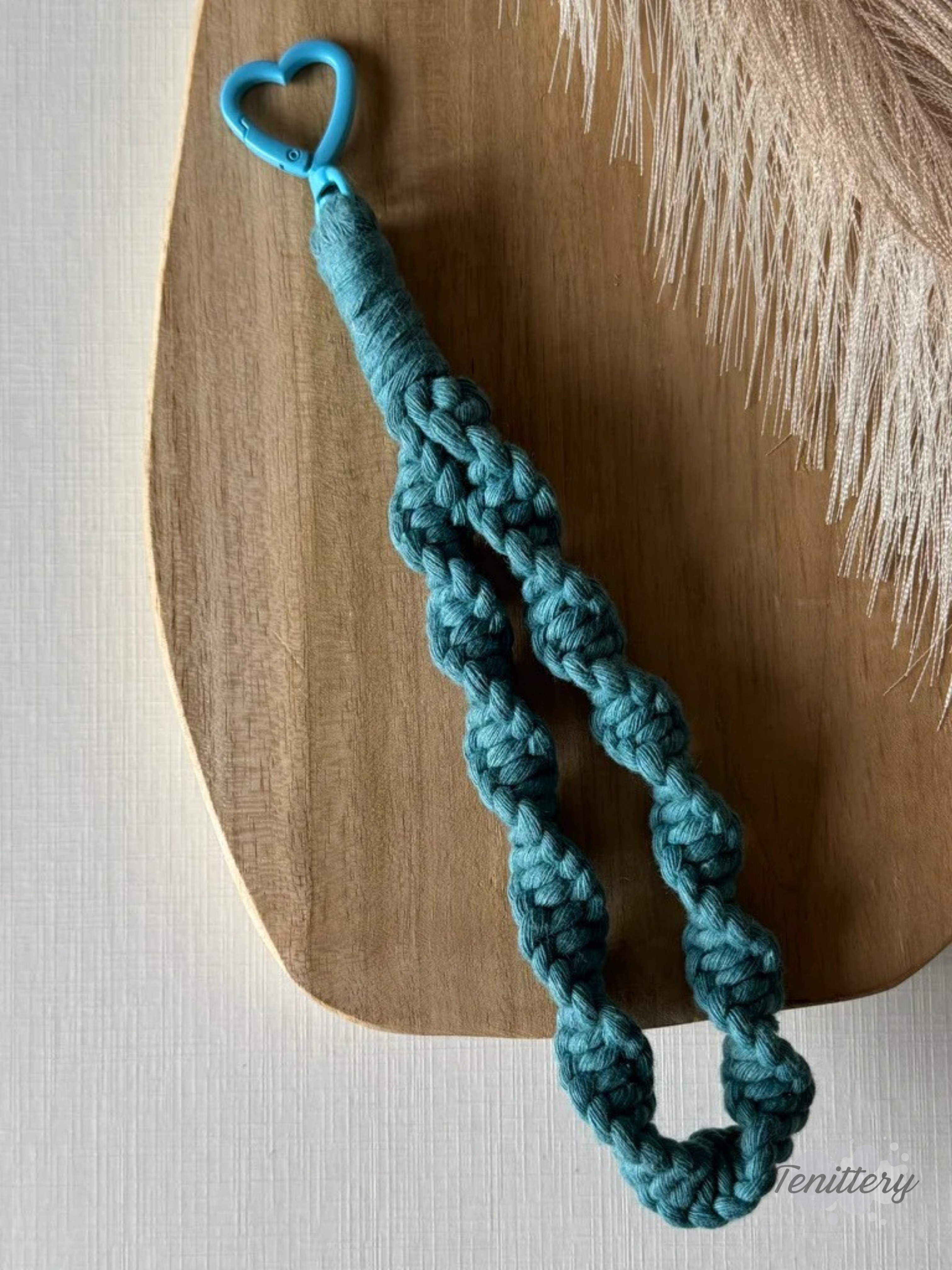 Macramé klíčenka Twist v petrolejové barvě s karabinou ve tvaru srdce v modré barvě.