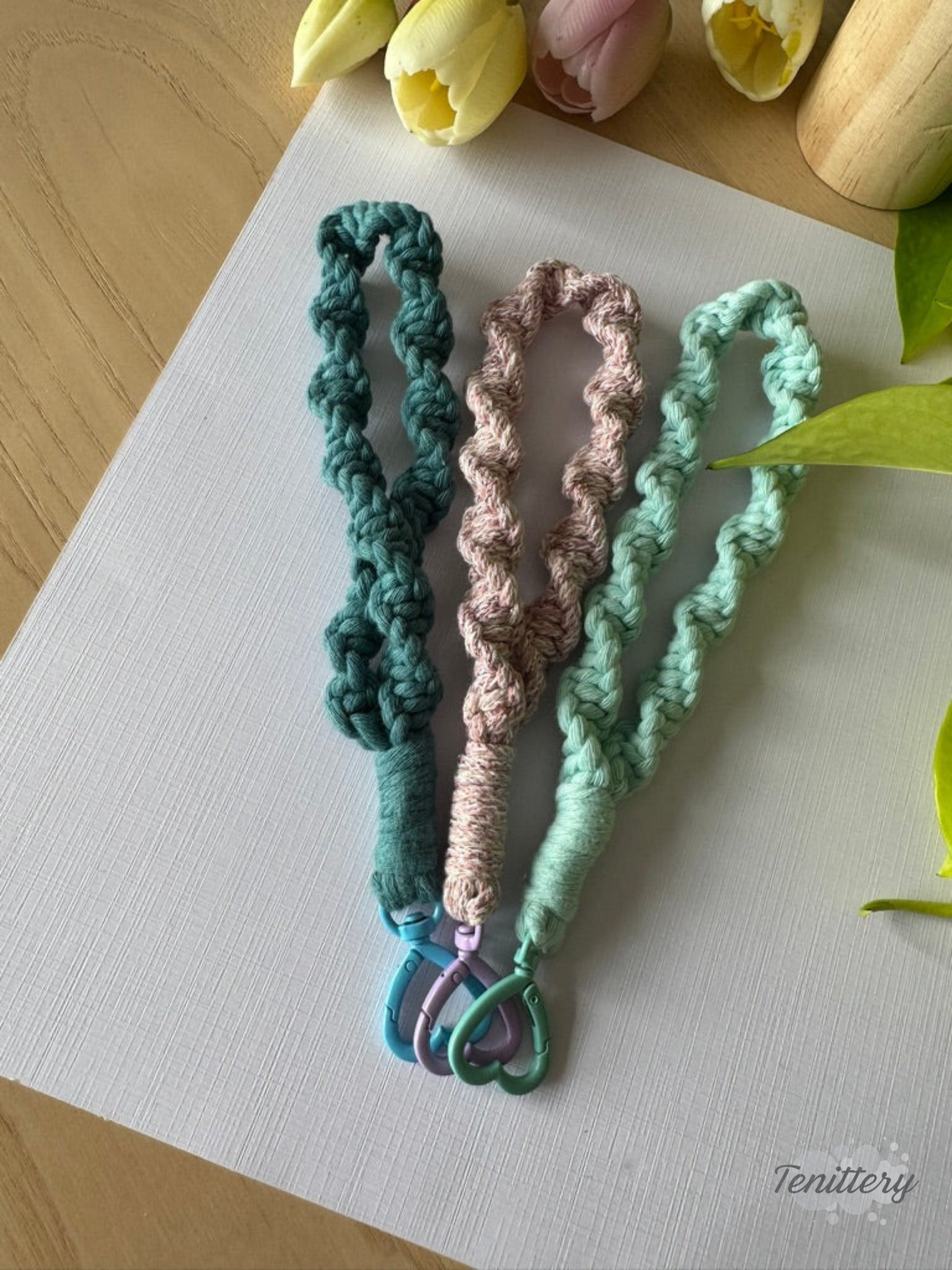 Macramé klíčenka Twist s karabinou ve tvaru srdce v různých barvách.
