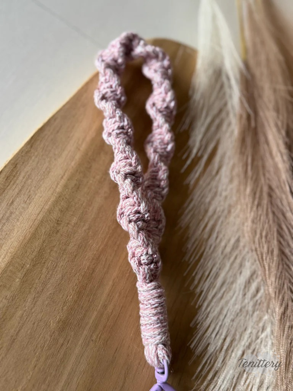 Macramé klíčenka Twist v žíhané růžové barvě s růžovou třpytivou nitkou s karabinou ve tvaru srdce v barvě lila - detail vzoru.