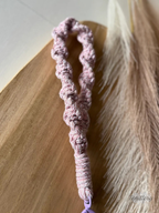 Macramé klíčenka Twist v žíhané růžové barvě s růžovou třpytivou nitkou s karabinou ve tvaru srdce v barvě lila - detail vzoru.