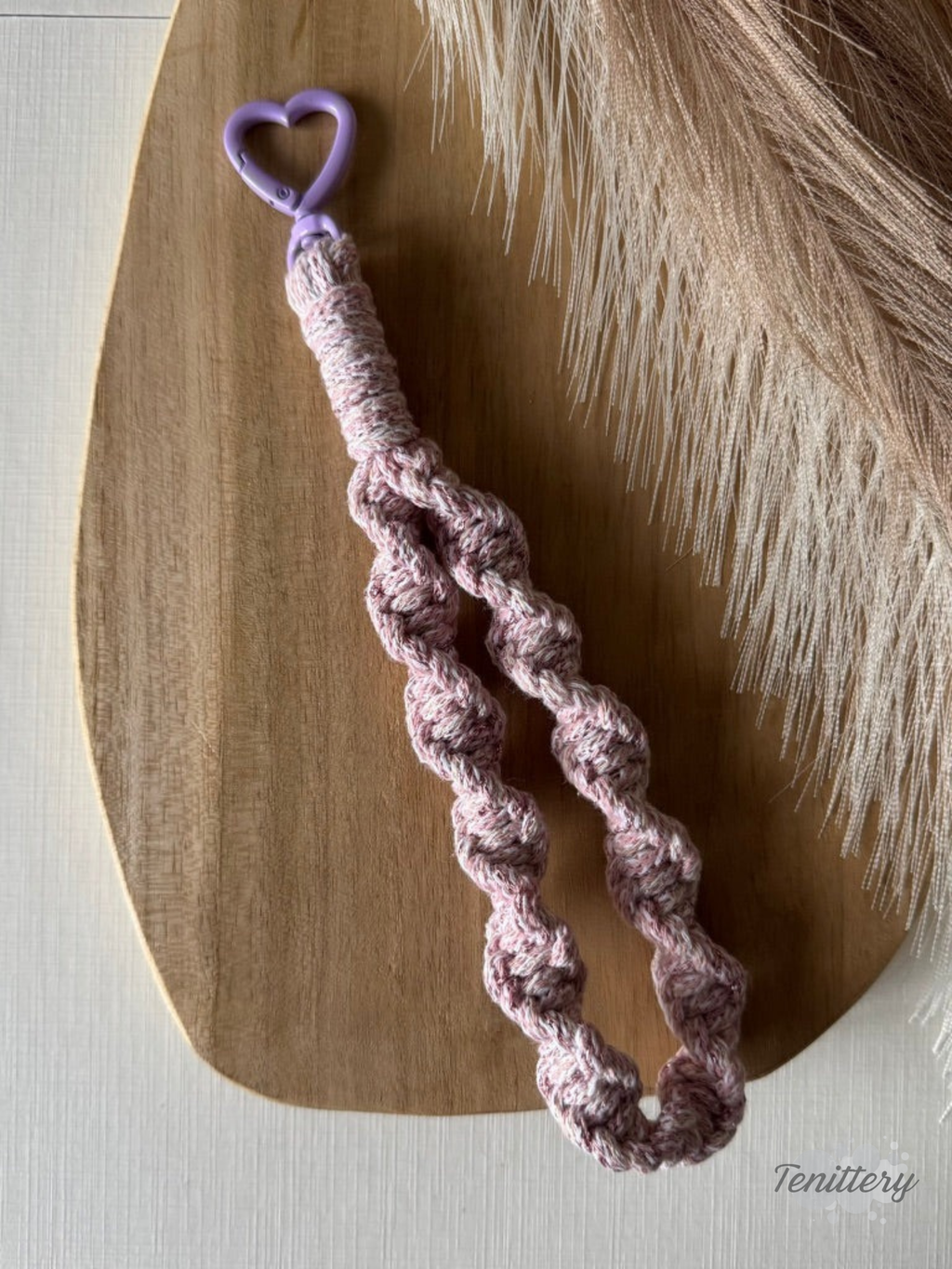 Macramé klíčenka Twist v žíhané růžové barvě s růžovou třpytivou nitkou s karabinou ve tvaru srdce v barvě lila.
