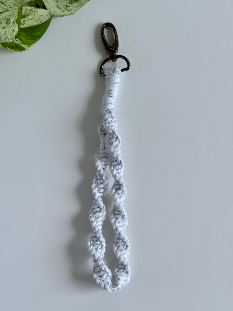 Macramé klíčenka Twist Strong v bílé barvě se stříbrnou nitkou.