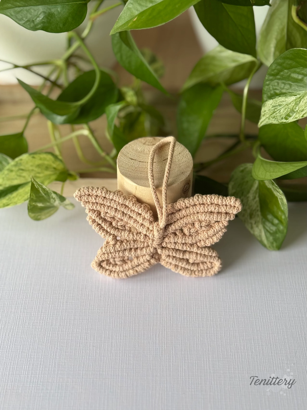 Macramé dekorace na zeď Motýlek v béžové barvě.