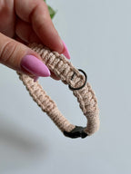 Macramé obojek Poppy v béžové barvě detail kroužku.