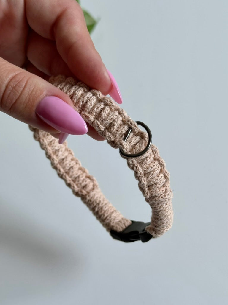 Macramé obojek Poppy v béžové barvě detail kroužku.