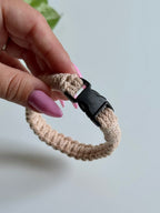 Macramé obojek Poppy v béžové barvě detail spony.