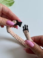 Macramé obojek Poppy v béžové barvě rozepnutá spona.