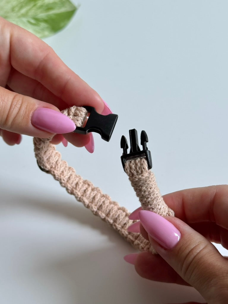 Macramé obojek Poppy v béžové barvě rozepnutá spona.