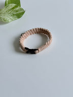 Macramé obojek Poppy v béžové barvě.