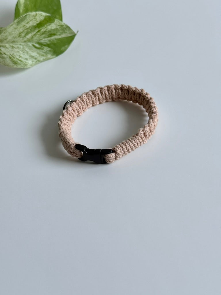 Macramé obojek Poppy v béžové barvě.