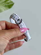 Macramé obojek Poppy v bílé barvě detail kroužku.