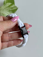 Macramé obojek Poppy v bílé barvě detail spony.