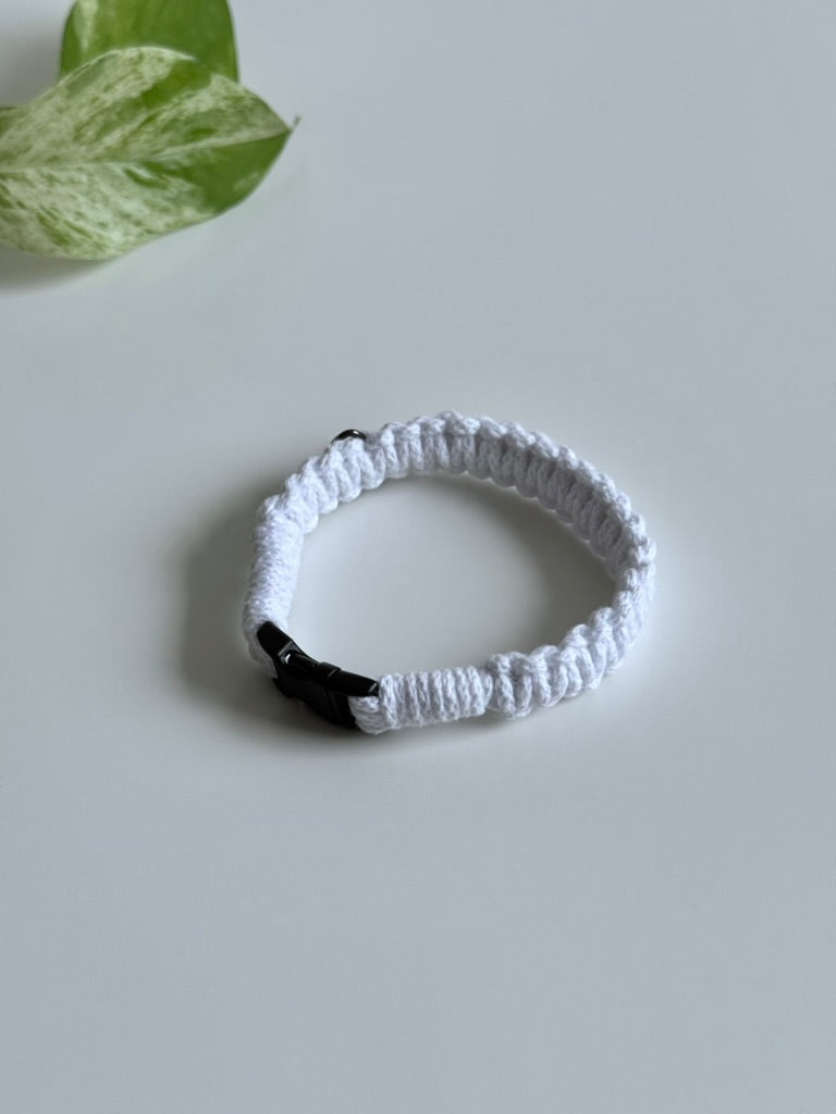 Macramé obojek Poppy v bílé barvě.