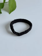 Macramé obojek Poppy v černé barvě.