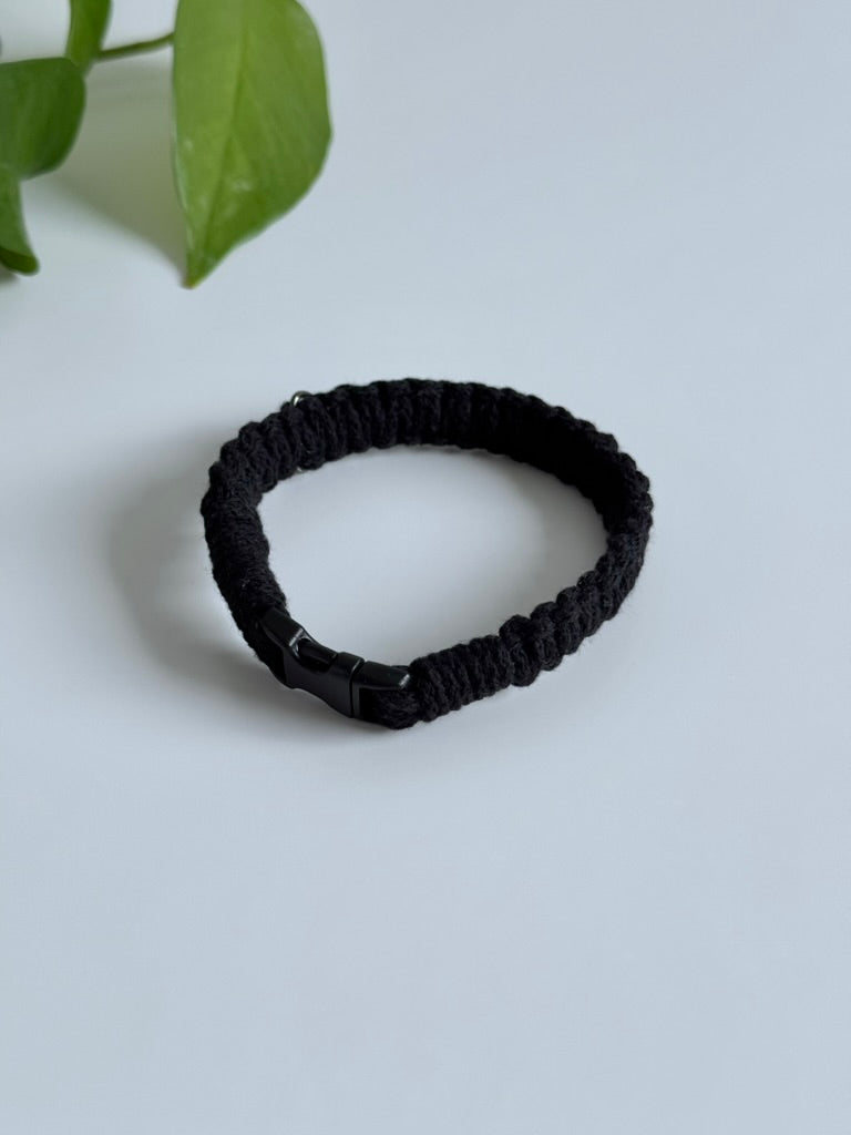Macramé obojek Poppy v černé barvě.