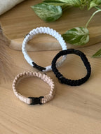 Macramé obojek Poppy v různých barvách.