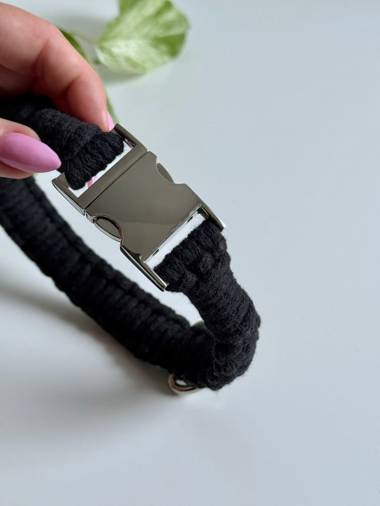 Macramé obojek Willow v černé barvě detail spony.