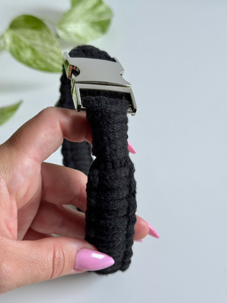 Macramé obojek Willow v černé barvě detail vzoru.