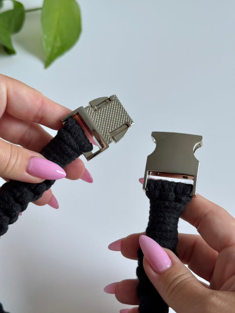 Macramé obojek Willow v černé barvě rozepnutá spona.