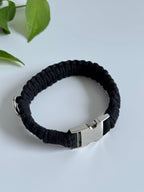 Macramé obojek Willow v černé barvě.