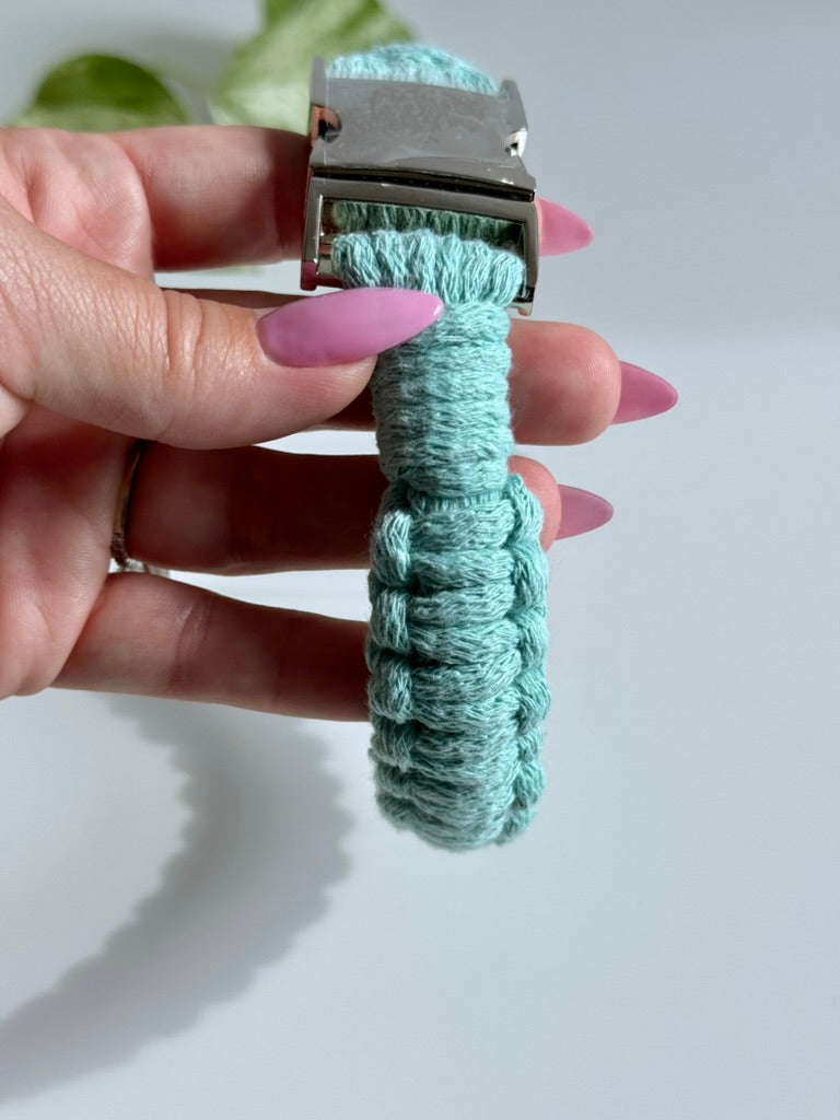 Macramé obojek Willow v mentolové barvě detail vzoru.