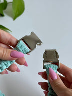 Macramé obojek Willow v mentolové barvě rozepnutá spona.