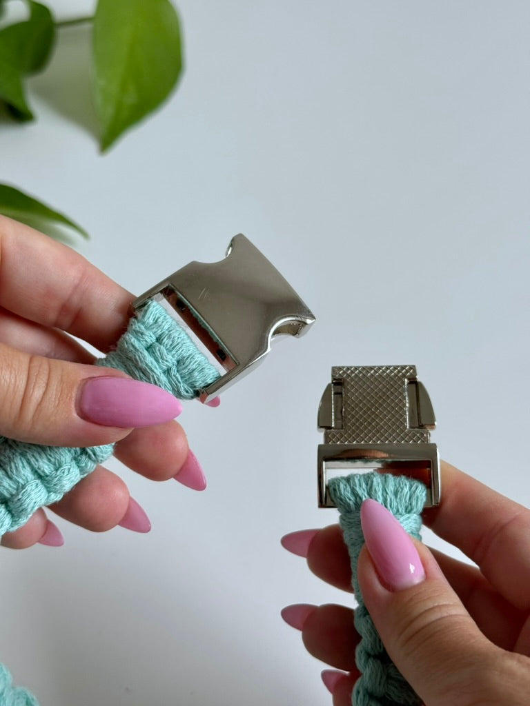 Macramé obojek Willow v mentolové barvě rozepnutá spona.