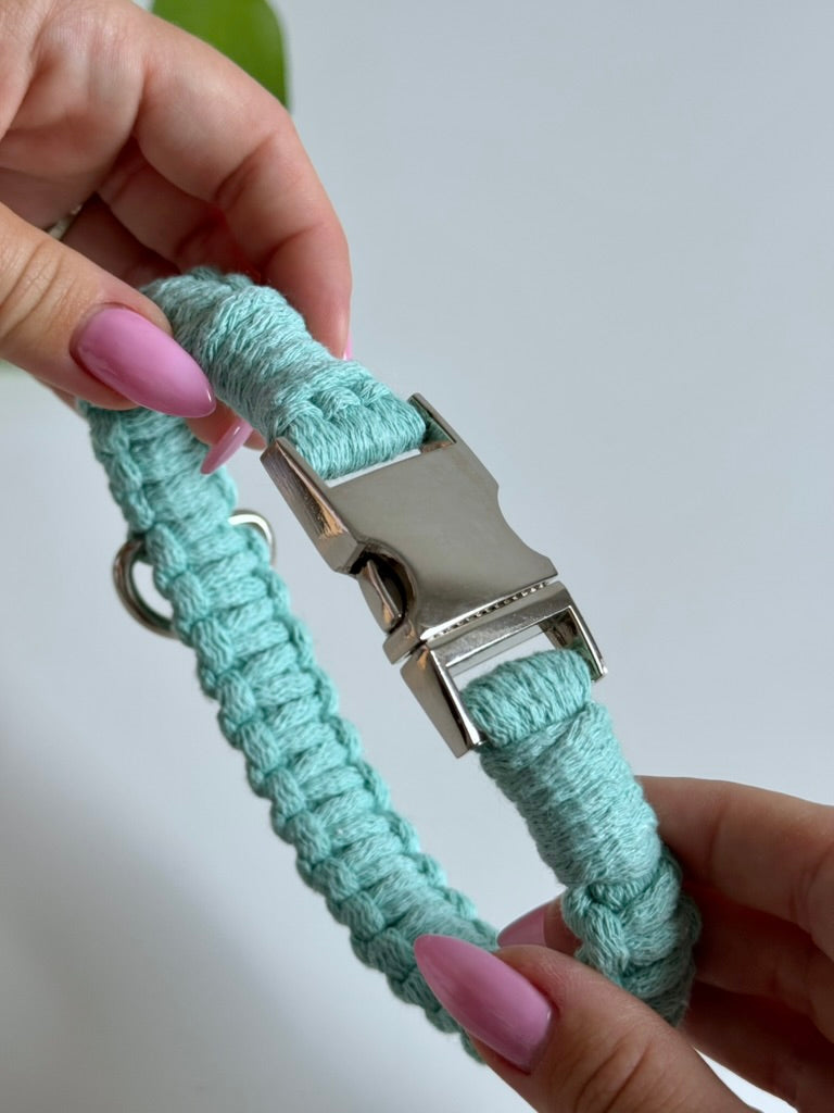 Macramé obojek Willow v mentolové barvě v ruce.