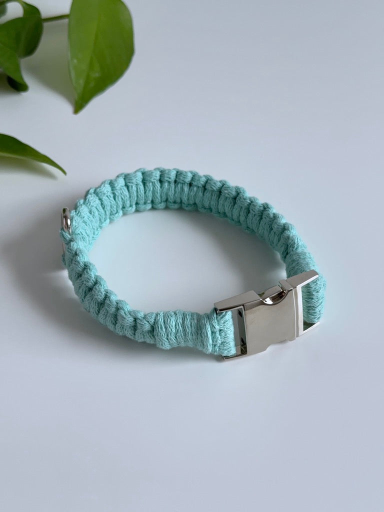 Macramé obojek Willow v mentolové barvě.