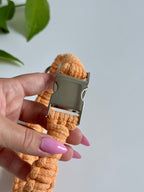 Macramé obojek Willow v meruňkové barvě detail spony.