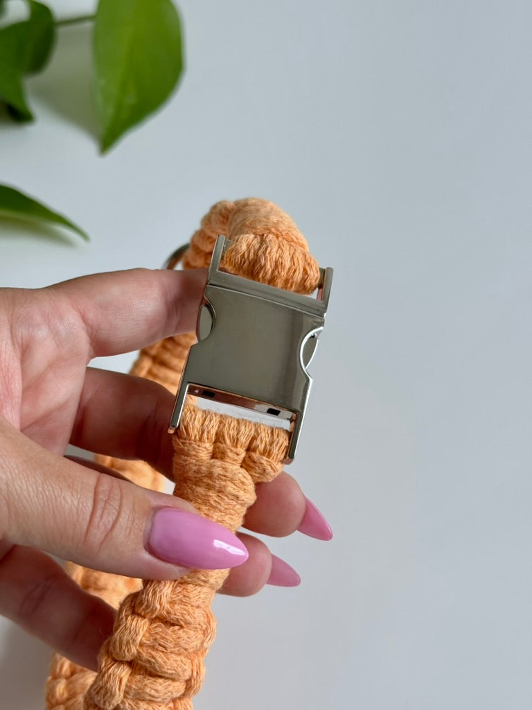 Macramé obojek Willow v meruňkové barvě detail spony.
